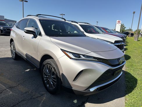 Used 2023 Toyota Venza XLE AWD/4WD image 2