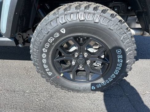 Used 2024 Jeep Gladiator Sport AWD/4WD image 7