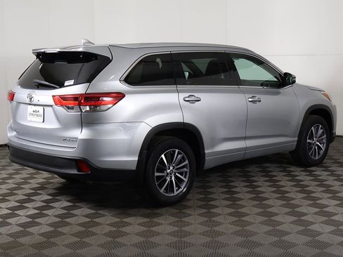 Used 2017 Toyota Highlander XLE image 12