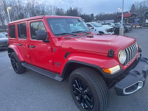 Used 2025 Jeep Wrangler Unlimited Sahara AWD/4WD image 9