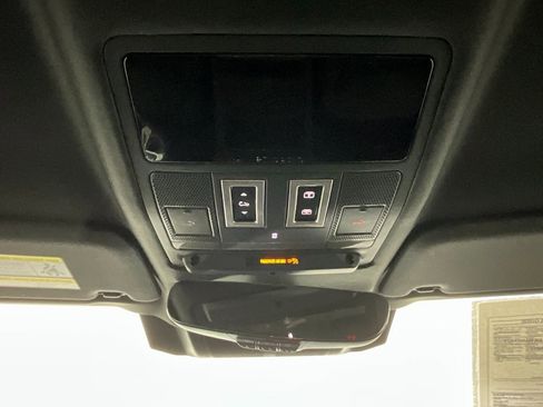 Used 2023 Land Rover Defender 90 SE image 13