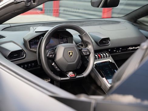 Used 2021 Lamborghini Huracan EVO image 16