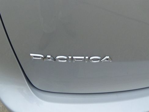 Certified 2024 Chrysler Pacifica Limited AWD/4WD image 10