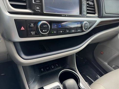 Used 2014 Toyota Highlander Limited image 14