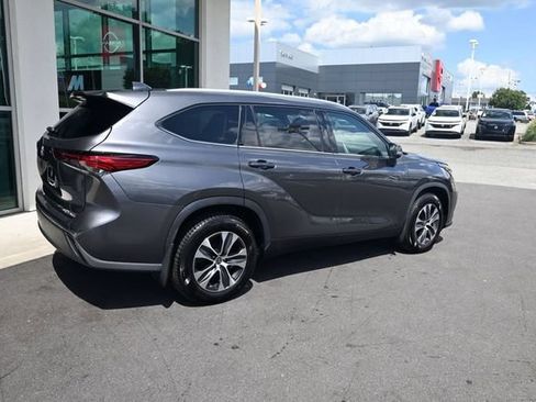 Used 2022 Toyota Highlander XLE AWD/4WD image 9