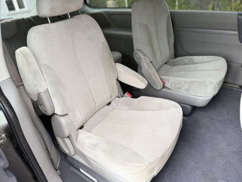 Used 2011 Kia Sedona EX FWD image 13
