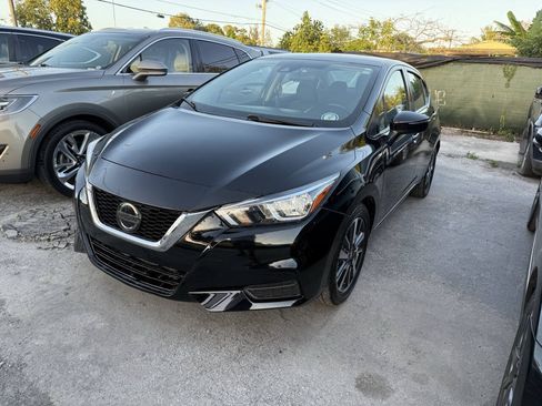 Used 2021 Nissan Versa SV FWD image 2