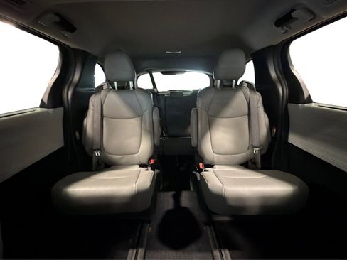 Used 2025 Toyota Sienna XLE AWD/4WD image 43