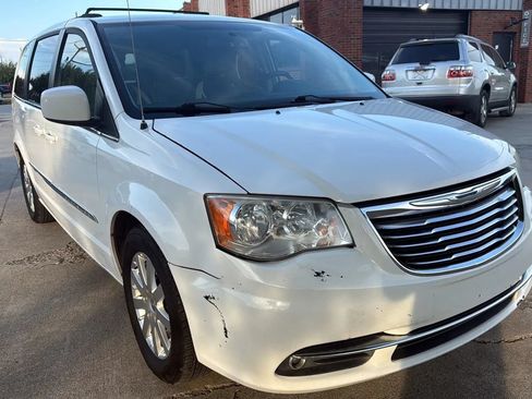 Used 2015 Chrysler Town & Country Touring FWD image 7