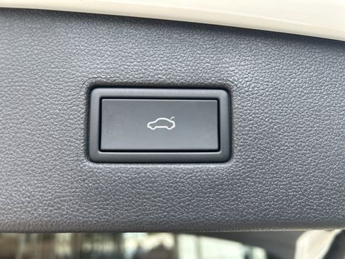 Used 2024 Volkswagen Tiguan SE w/ Panoramic Sunroof Package FWD image 13