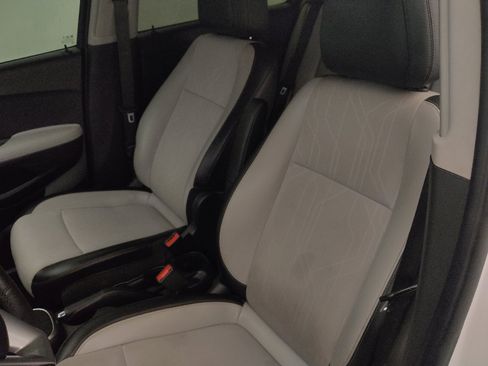 Used 2020 Chevrolet Trax LT w/ Driver Confidence Package FWD image 17