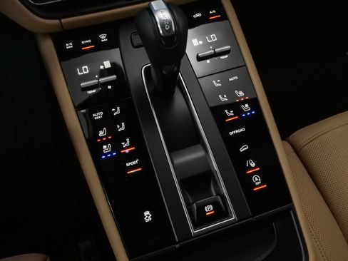 Used 2025 Porsche Macan image 33