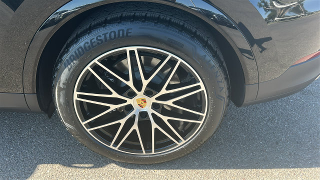 Used 2024 Porsche Cayenne AWD/4WD image 6