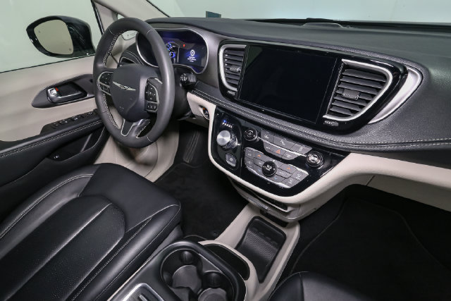 Used 2024 Chrysler Pacifica Limited FWD image 18
