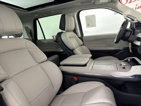 New 2025 Lincoln Navigator Reserve image 19