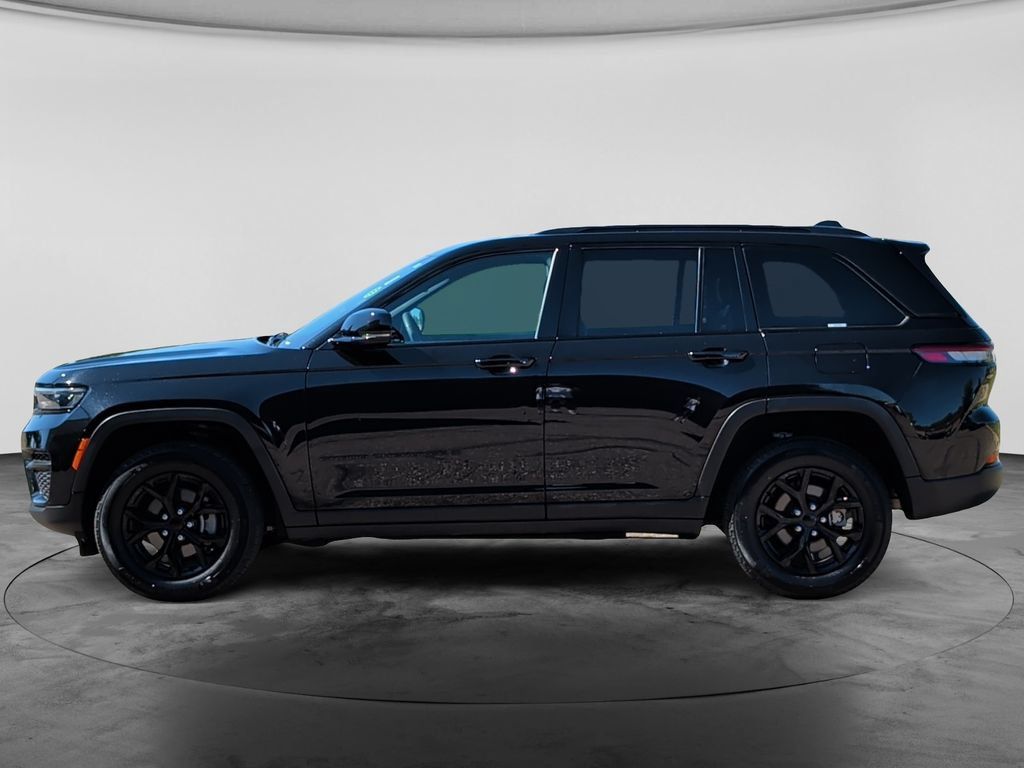Used 2025 Jeep Grand Cherokee Altitude AWD/4WD image 4