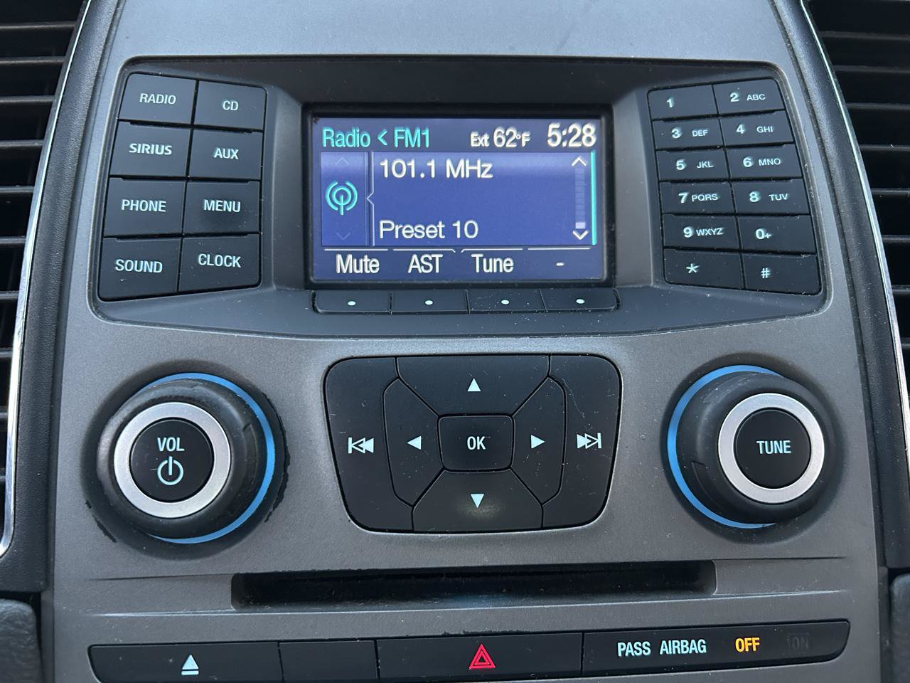 Used 2013 Ford Taurus SEL FWD image 21