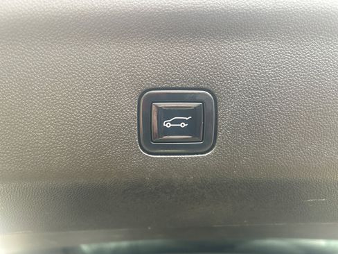 Used 2022 Chevrolet Suburban Premier image 10