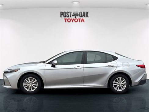 Used 2025 Toyota Camry LE image 4