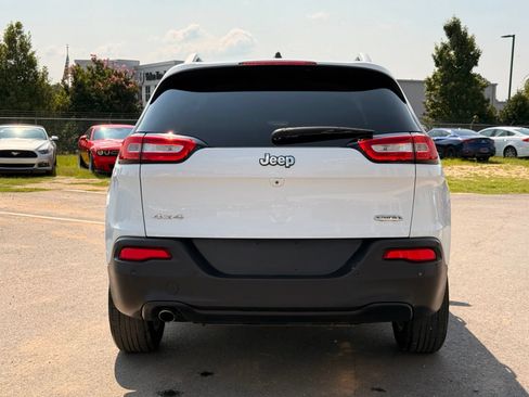 Used 2018 Jeep Cherokee Latitude w/ Safety Group AWD/4WD image 10