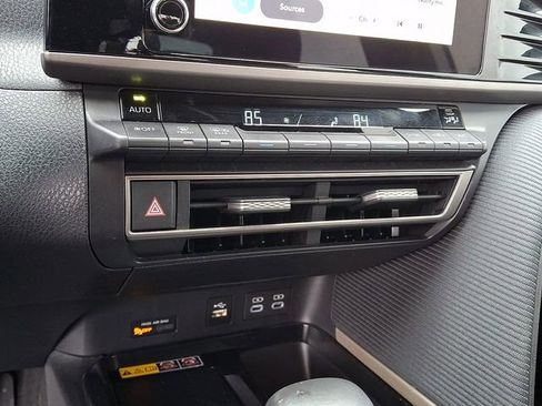 Used 2025 Toyota Camry SE image 12