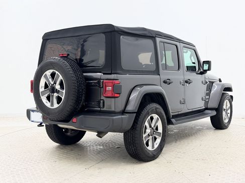 Used 2018 Jeep Wrangler Unlimited Sahara w/ Cold Weather Group AWD/4WD image 9