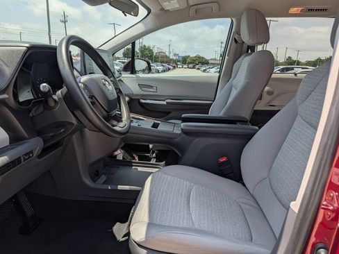 Used 2023 Toyota Sienna LE FWD image 25