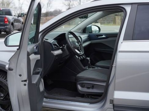 Used 2023 Volkswagen Taos SE w/ Panoramic Sunroof Package image 13