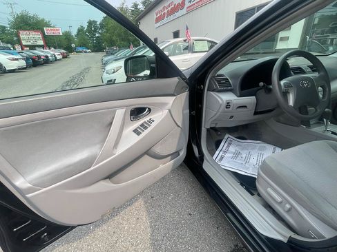 Used 2010 Toyota Camry LE FWD image 10