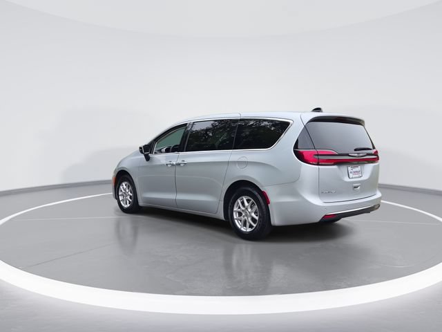 Used 2024 Chrysler Pacifica Touring-L FWD image 6