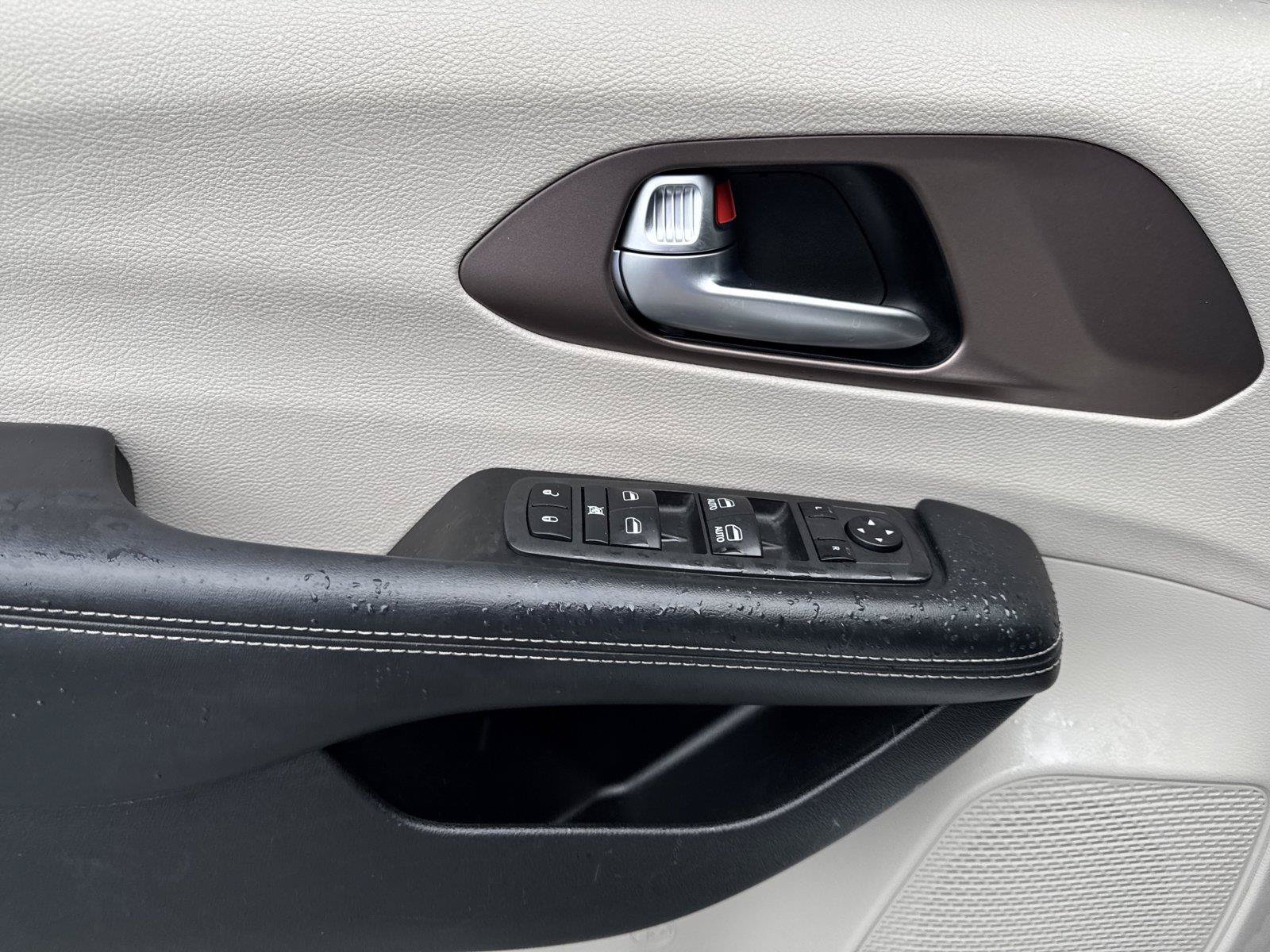 Used 2022 Chrysler Voyager LX FWD image 17