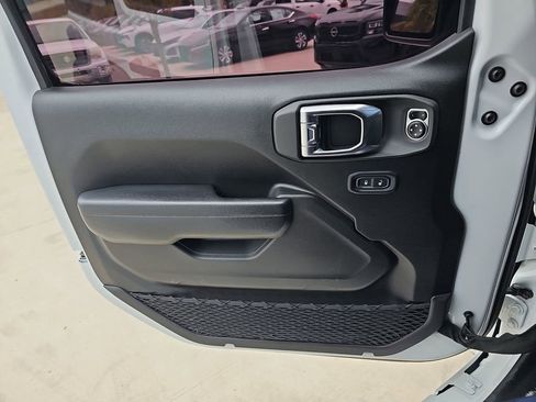 Used 2024 Jeep Wrangler Unlimited image 32