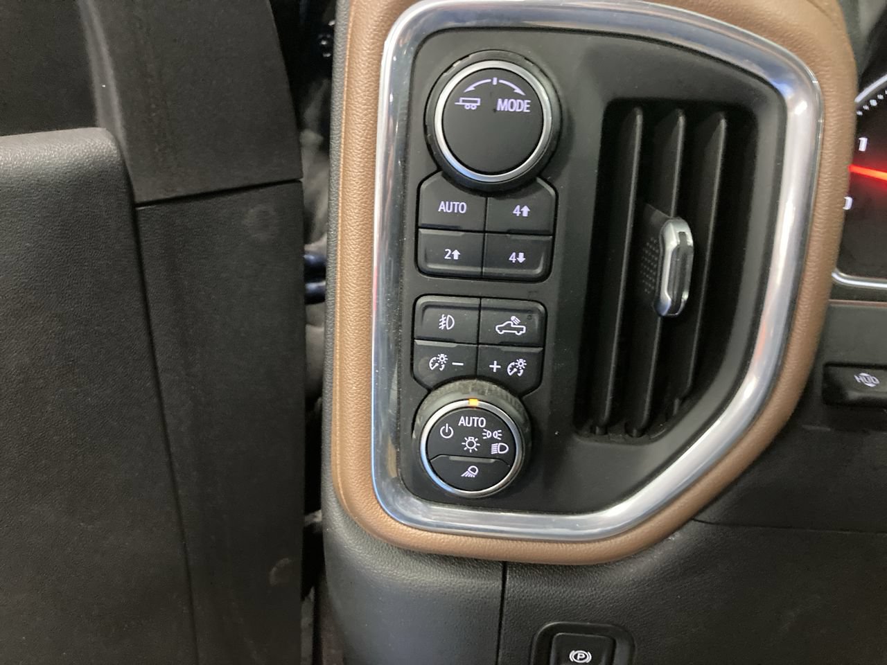 Used 2021 Chevrolet Silverado 2500 High Country w/ Technology Package AWD/4WD image 16