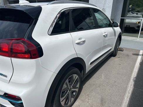 Used 2022 Kia Niro EX image 3