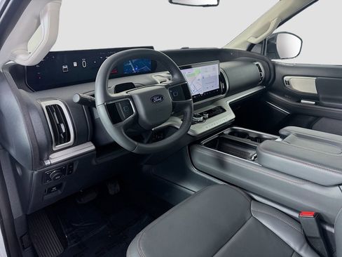 Used 2025 Ford Expedition Active AWD/4WD image 9