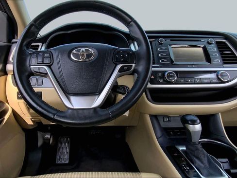 Used 2015 Toyota Highlander Plus FWD image 6