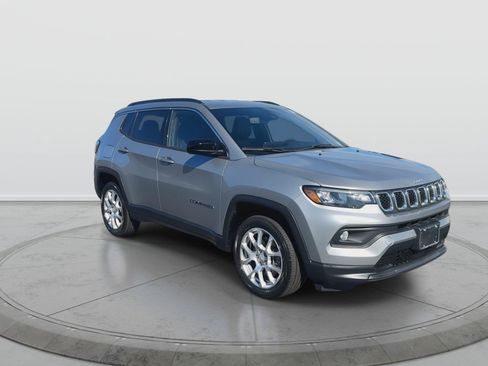 Used 2023 Jeep Compass Latitude AWD/4WD image 2
