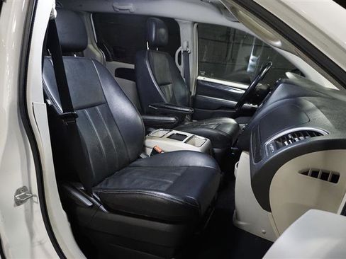 Used 2013 Chrysler Town & Country Touring image 14