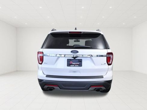 Used 2018 Ford Explorer XLT AWD/4WD image 5