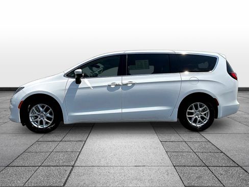 Used 2023 Chrysler Voyager LX FWD image 8