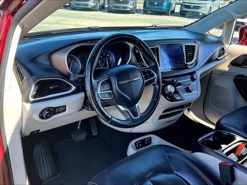 Used 2017 Chrysler Pacifica Touring-L w/ Tire & Wheel Group image 14