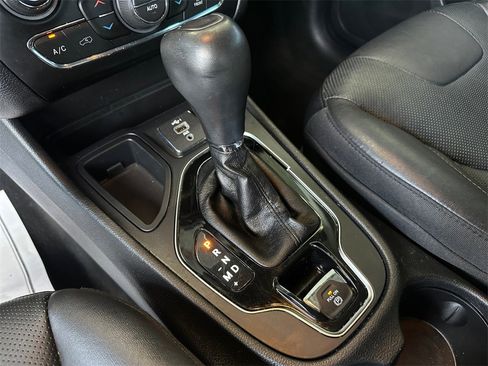 Used 2020 Jeep Cherokee Limited image 28