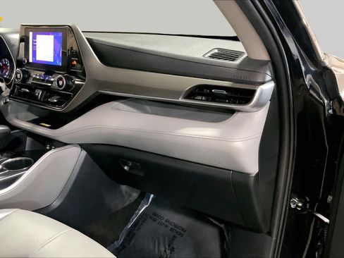 Used 2023 Toyota Highlander XLE AWD/4WD image 19