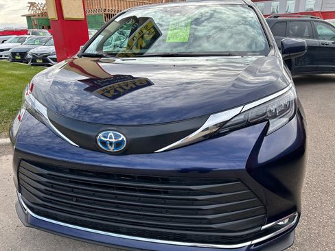Used 2024 Toyota Sienna XLE image 3