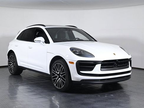 Certified 2025 Porsche Macan image 9