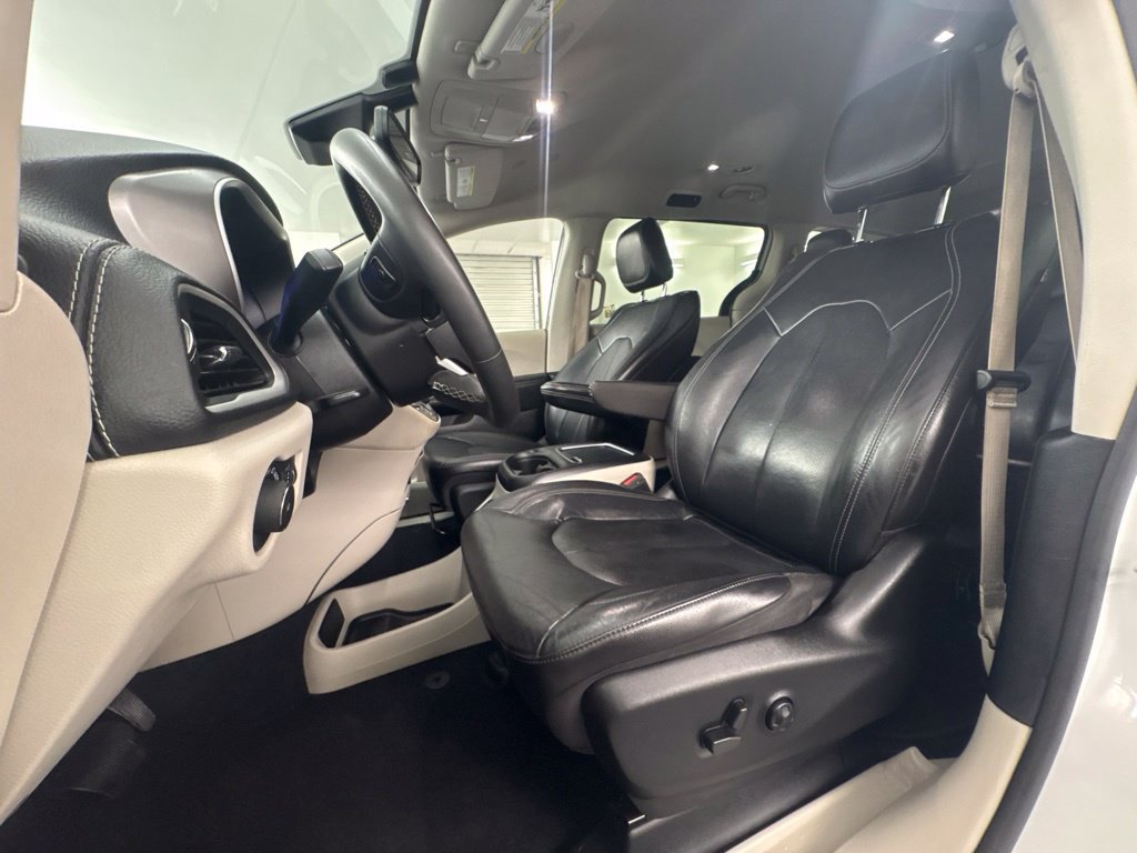 Used 2022 Chrysler Pacifica Touring-L FWD image 16