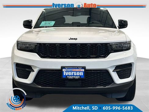 Used 2023 Jeep Grand Cherokee Altitude AWD/4WD image 3
