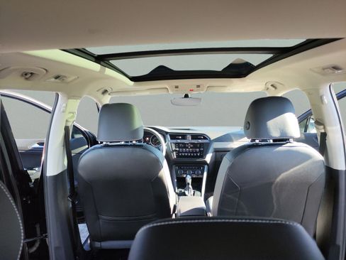 Used 2021 Volkswagen Tiguan SE image 23