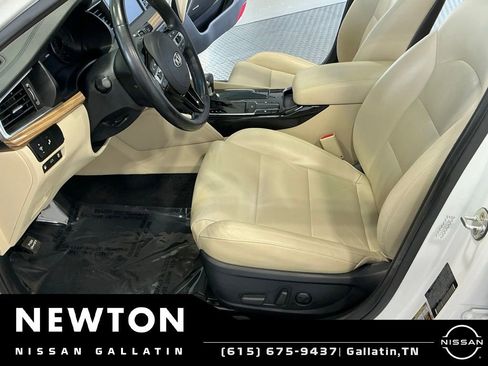 Used 2018 Kia Cadenza Premium w/ Luxury Package FWD image 14