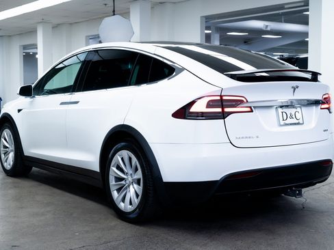 Used 2019 Tesla Model X 100D image 4